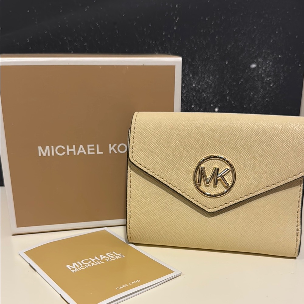 Michael Kors Greenwich Wallet
Mini Size Cream Wallet